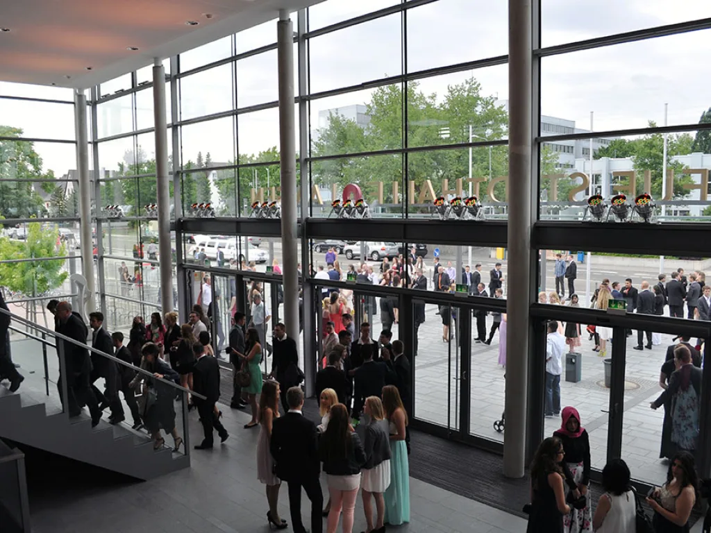 Blick von oben auf die Gäste im Foyer der Stadthalle.
